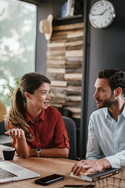 Ofisteki meslektaşlar. İş kadını ve işadamı ofiste iş tartışıyorlar. İki arkadaş birlikte çalışıyor..