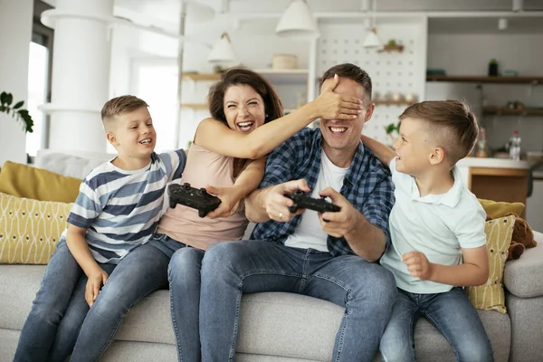 Feliz Casal Amoroso Estão Jogando Jogos Vídeo Com Crianças Casa — Fotografia de Stock