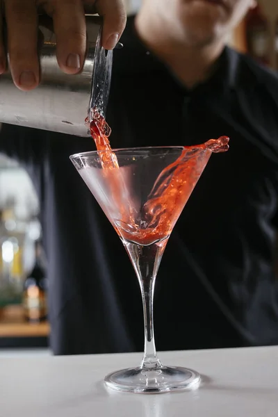 Bartender Menuangkan Minuman Beralkohol Dalam Koktail — Stok Foto