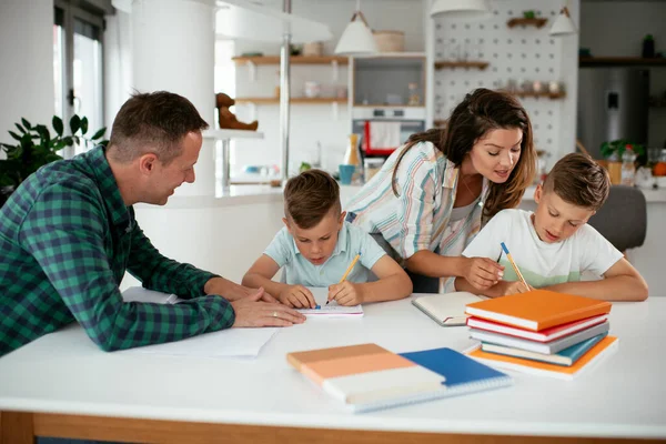 부모들 아이들의 숙제를 줍니다 소년들은 집에서 배우고 — 스톡 사진