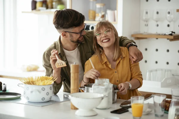 Pareja Joven Haciendo Desayuno Casa Amar Pareja Divirtiéndose Cocina — Foto de Stock