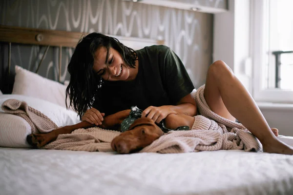 Schöne Junge Frau Spielt Mit Ihrem Hund Bett — Stockfoto