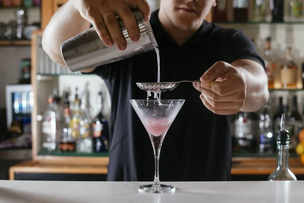 Ahli Bartender Membuat Koktail Klub Malam Bartender Mempersiapkan Koktail Merah — Stok Foto
