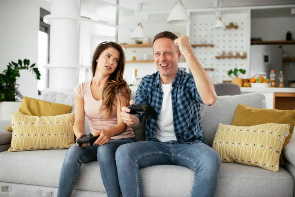 Novio Novia Jugando Videojuegos Con Joysticks Sala Estar Pareja Cariñosa —  Fotos de Stock