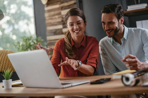 Ofisteki meslektaşlar. İş kadını ve işadamı ofiste iş tartışıyorlar. İki arkadaş birlikte çalışıyor..