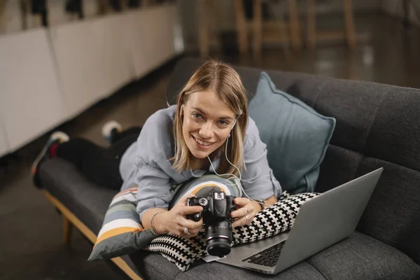 Fotografer Wanita Muda Bekerja Pada Laptop Dan Memeriksa Foto Kamera — Stok Foto
