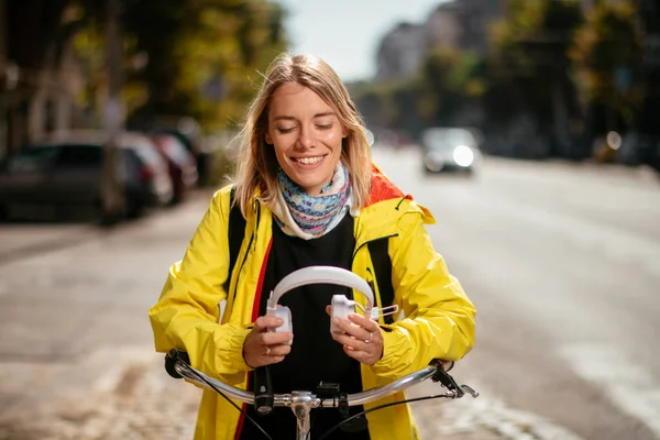Kulaklıklı Bisikletli Genç Bir Kadının Sokakta Portresi — Stok fotoğraf