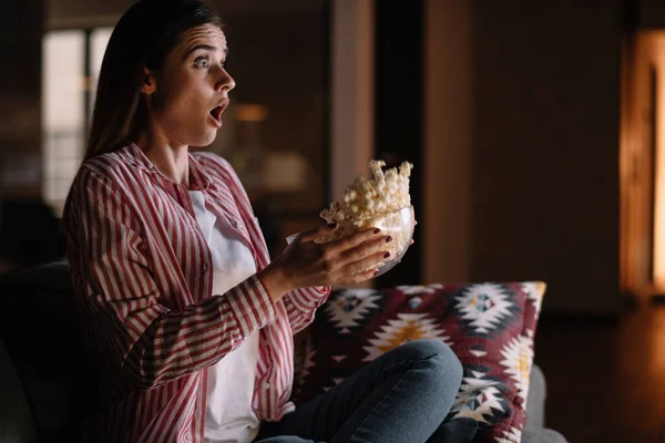 Mulher Bonita Assistindo Filme Noite Sentada Sofá Sala Estar Casa — Fotografia de Stock