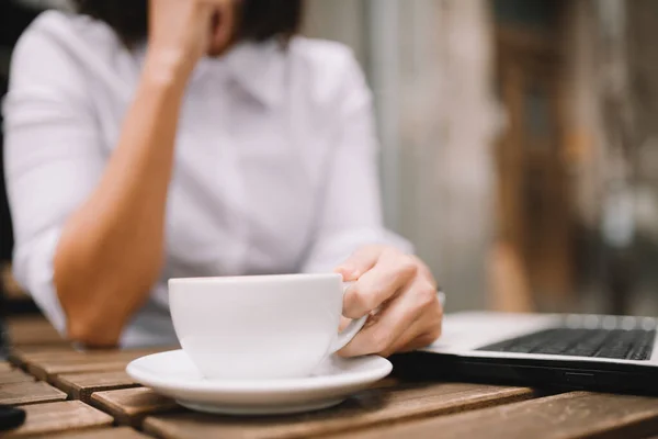 Wanita Yang Duduk Kafe Dengan Laptop Tangan Wanita Laptop Dan — Stok Foto