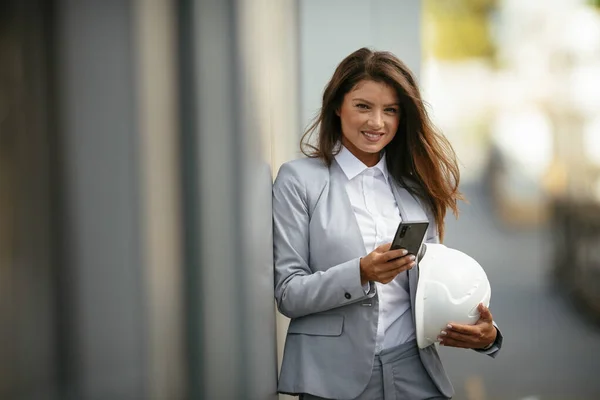 Retrato Mulher Negócios Feliz Terno Usando Telefone — Fotografia de Stock