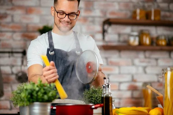 Bell Uomo Che Prepara Pasta Cucina Guy Cucinare Pasto Gustoso — Foto Stock