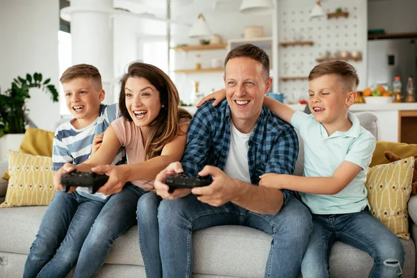 Ευτυχισμένο Ζευγάρι Αγάπης Παίζουν Βιντεοπαιχνίδια Παιδιά Στο Σπίτι — Φωτογραφία Αρχείου