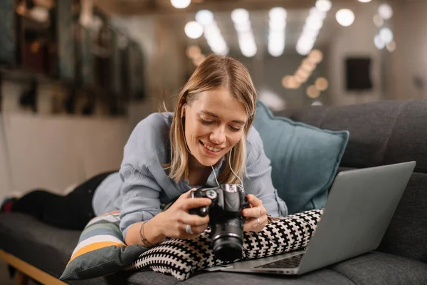 Jonge Vrouwelijke Fotograaf Werkt Aan Laptop Het Controleren Van Foto — Stockfoto