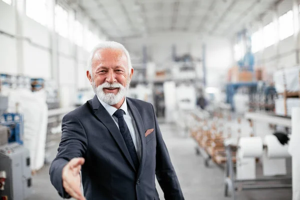 Portret Przystojnego Starszego Biznesmena Mężczyzna Uścisk Dłoni Fabryce — Zdjęcie stockowe