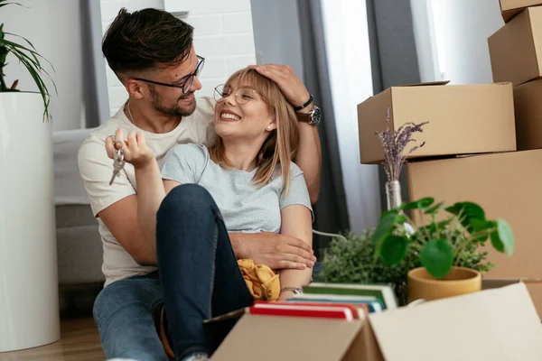 Husband Wife Moving Apartment Happy Couple Unpacking Belongings — Stock Photo, Image