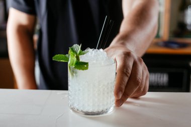 Uzman barmen gece kulübünde kokteyl hazırlıyor..