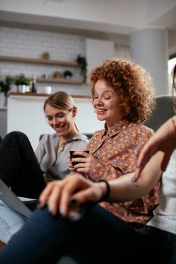 Ofiste konuşan ve gülen kızlar. Ofiste kahve içen güzel kadınlar