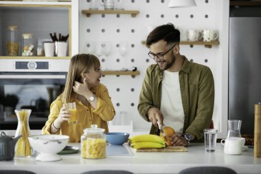Karı koca mutfakta. Genç çift evde lezzetli yemekler hazırlıyor..