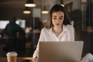 Gece ofiste çalışan iş kadını.