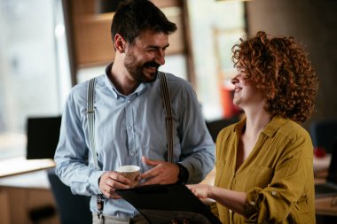 Ofiste çalışan dost canlısı meslektaşlar