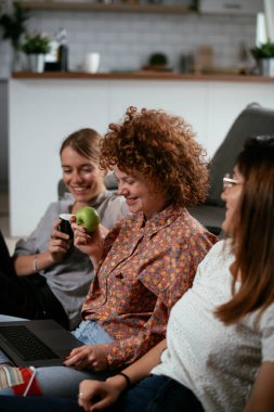 Ofiste konuşan ve gülen mutlu iş kadınları. Kahve molasında güzel kadınlar.