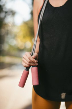 Genç bir kadın dışarıda egzersiz yapıyor.  