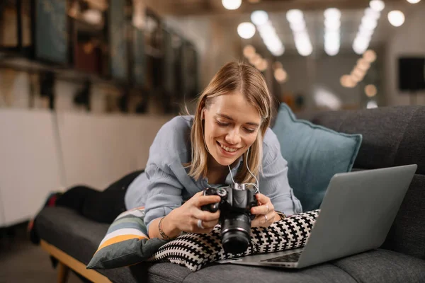 Jonge Vrouwelijke Fotograaf Werkt Aan Laptop Het Controleren Van Foto — Stockfoto