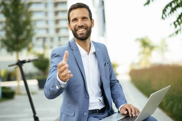 Genç girişimcinin portresi tokalaşmak için el sıkışıyor