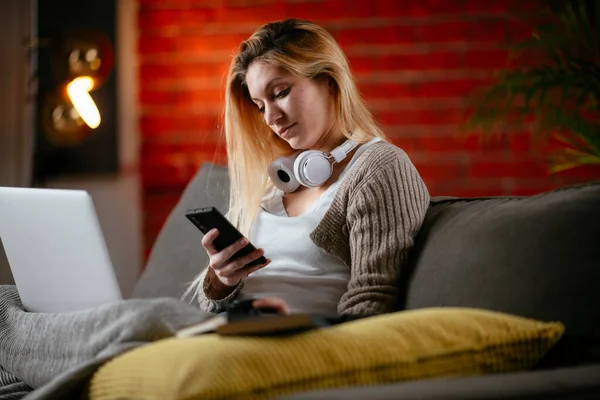 Pretty Young Woman Texting Phone Home Girl Her Apartment — Stock Photo, Image