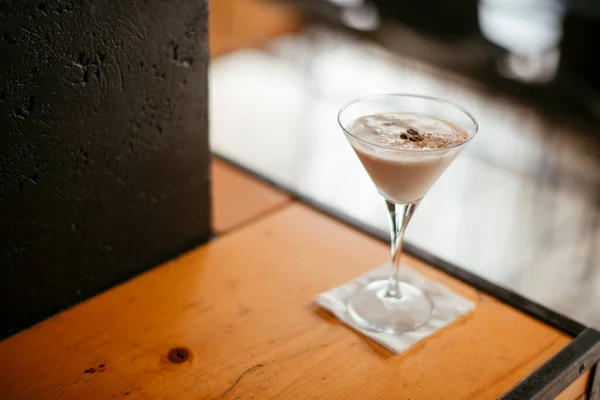 Cocktail Putih Lezat Dihiasi Dengan Biji Kopi Restoran — Stok Foto