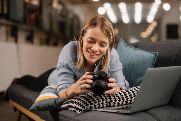Jonge Vrouwelijke Fotograaf Werkt Aan Laptop Het Controleren Van Foto — Stockfoto