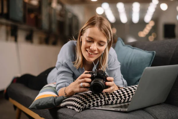 Fotografer Wanita Muda Bekerja Pada Laptop Dan Memeriksa Foto Kamera — Stok Foto