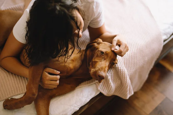 Wanita Muda Yang Cantik Tempat Tidur Dengan Anjingnya — Stok Foto