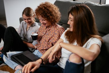 Ofiste konuşan ve gülen kızlar. Ofiste kahve içen güzel kadınlar