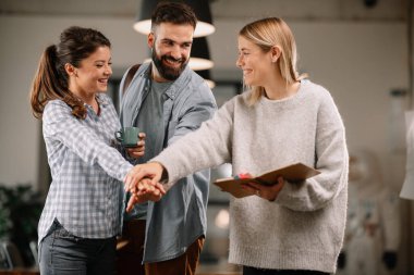 Modern açık uzay ofisinde sıradan iş adamlarından oluşan bir grup. İş kadınları ve işadamları yeni proje hakkında konuşuyor.