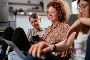 Ofiste konuşan ve gülen kızlar. Ofiste kahve içen güzel kadınlar