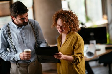 Ofiste çalışan dost canlısı meslektaşlar