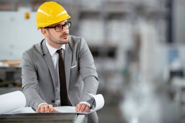 Modern Modern Fabrika 'da Hard Hat' ın baş mühendisi. Modern Endüstriyel Çevrede Yakışıklı Adam.