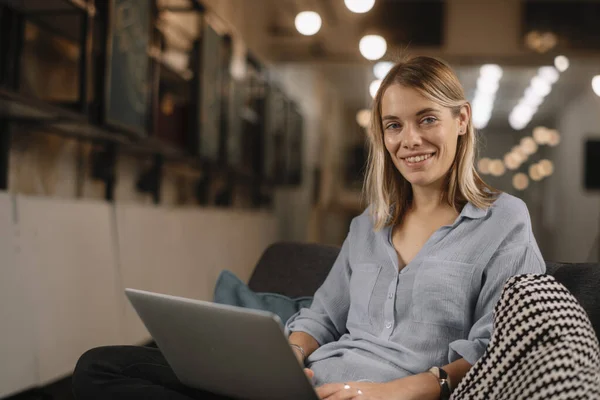 Een Jonge Vrouw Met Een Creditcard Een Laptop Online Winkelen — Stockfoto