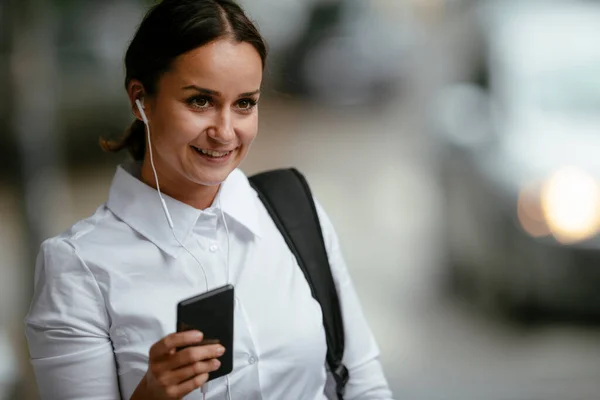 Mladá Podnikatelka Telefonem Sluchátky Ulici — Stock fotografie