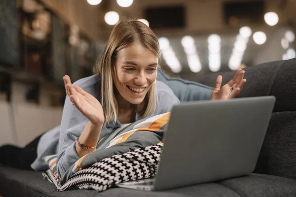 Jonge Vrouw Liggen Bank Kijken Film Laptop — Stockfoto