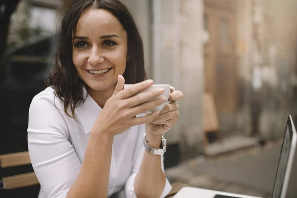 Beautiful Young Brunette Businesswoman Drinking Coffee Working Street Cafe — Stock Photo, Image