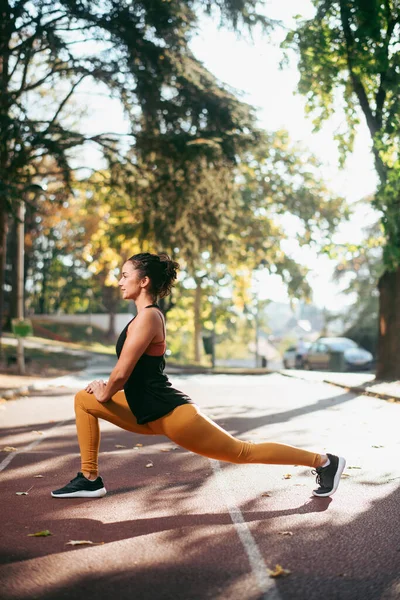 Mujer Joven Haciendo Ejercicio Aire Libre — Foto de Stock