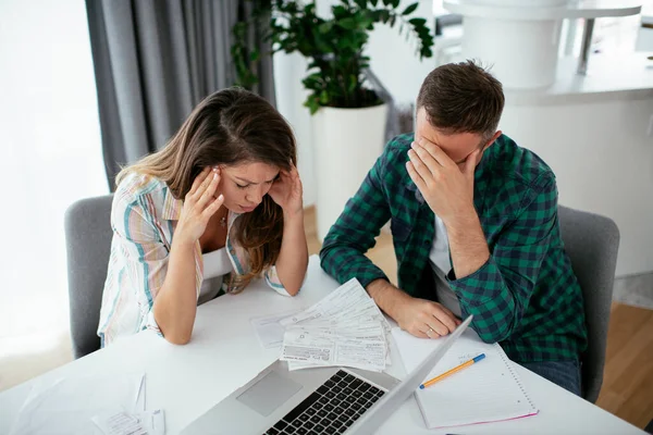 Karı koca faturaları ödemeye hazırlanıyor. Finansal sorunları olan genç bir çift.