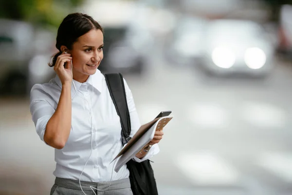 Young Businesswoman Phone Headphones Street — Stock Photo, Image