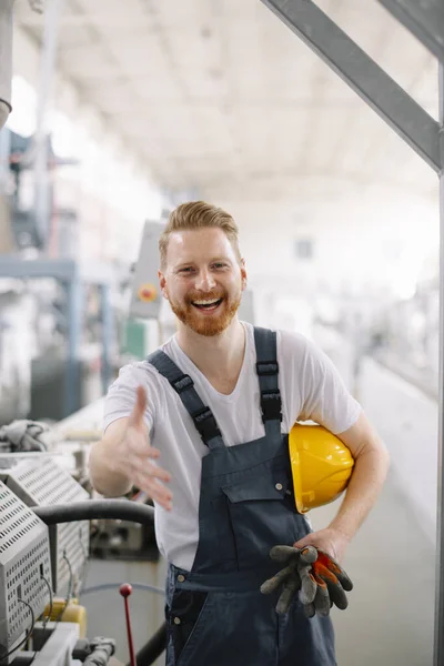 Operaio Uomo Che Lavora Sulla Linea Produzione Foto Stock