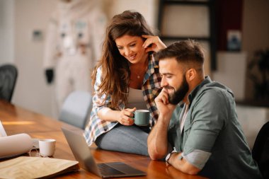 Ofiste çalışan erkek ve kadın meslektaşlar