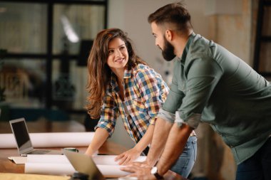 İş ortakları ofiste başlangıç projesini tartışıyor