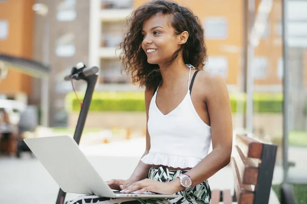 Νεαρή Αφρικανή Που Χρησιμοποιεί Φορητό Υπολογιστή Εξωτερικούς Χώρους Όμορφη Γυναίκα — Φωτογραφία Αρχείου