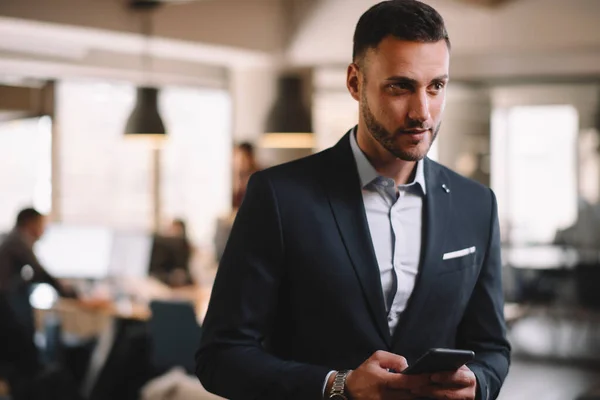 Empresario Traje Usando Teléfono Inteligente Moderno Oficina —  Fotos de Stock